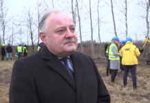 Do 2026 roku Grupa PGE schowa pod ziemię co najmniej 30 proc. linii średniego napięcia. Pomoże w tym specjalistyczna maszyna do układania kabli bez konieczności robienia wykopów