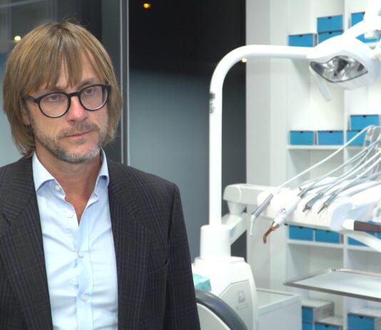 Polacy coraz chętniej korzystają z ortodoncji estetycznej. Dzięki technikom cyfrowym leczenie jest mniej uciążliwe