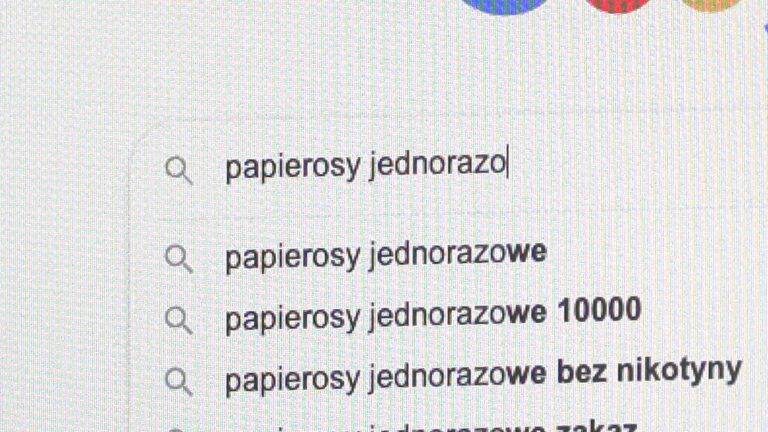 Po e-papierosy sięgnęła już ponad połowa polskich nastolatków. Szara strefa znacząco napędza sprzedaż nieletnim [AUDIO]